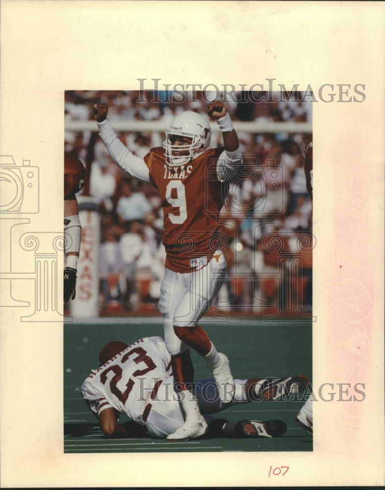 1990 Press Photo University of Texas' Mark Berry celebrates after hit.- Historic Images
