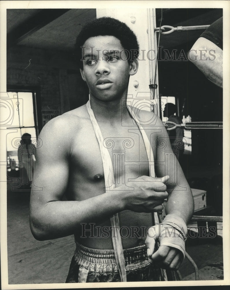 1973 Press Photo Houston boxer, Danny Donatto wraps wrist for practice.- Historic Images