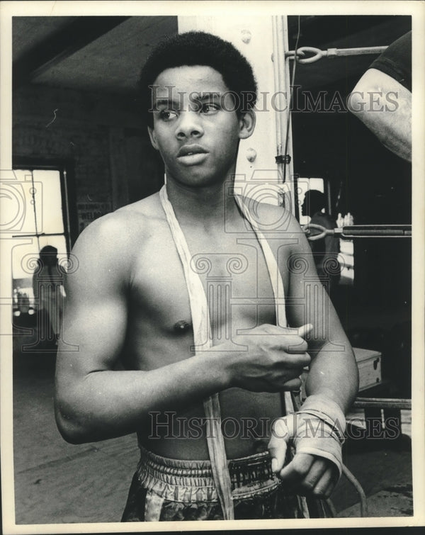 1973 Press Photo Houston boxer, Danny Donatto wraps wrist for practice ...