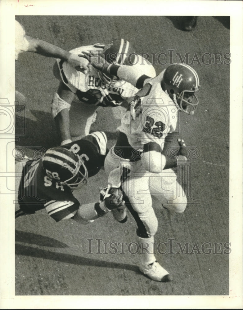 1977 Press Photo Alois Blackwell, University of Houston, breaks a tackle- Historic Images