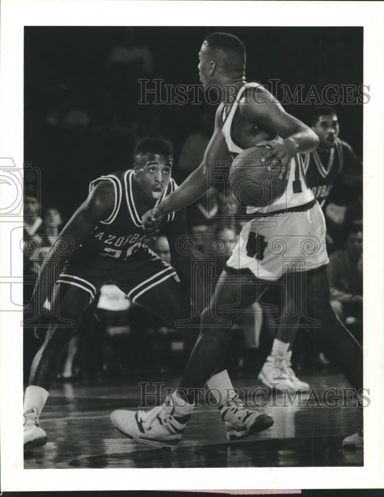 1980 Press Photo Arlyn Bowers guards University of Houston&#39;s Derrick Daniels- Historic Images