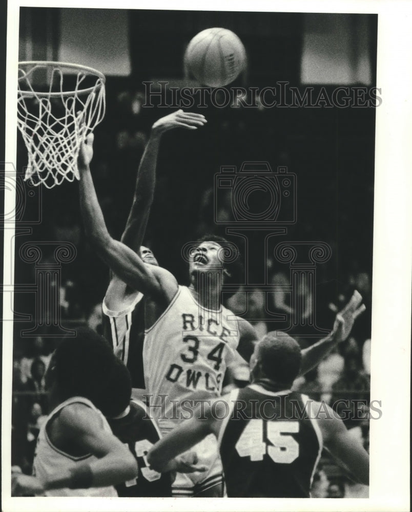 1982 Press Photo Rice University center Kenny Austin slams a dunk against TSU- Historic Images