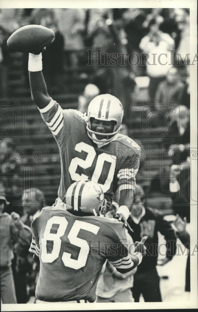 1972 Press Photo Rice University football players celebrate winning touchdown- Historic Images