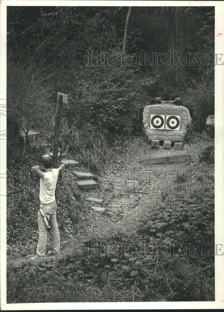 1984 Press Photo Archer takes aim at Memorial Park Archery Range in Houston- Historic Images