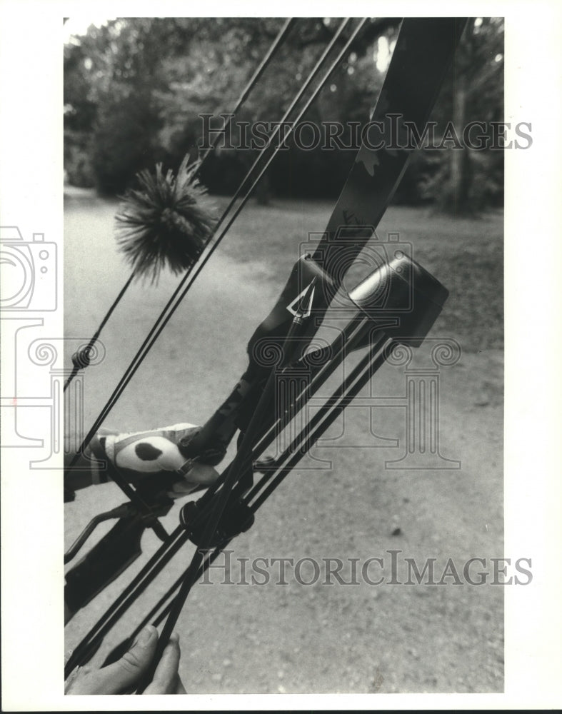 1986 Press Photo Razor-sharp broad head arrow tip and accessories of bow hunter- Historic Images