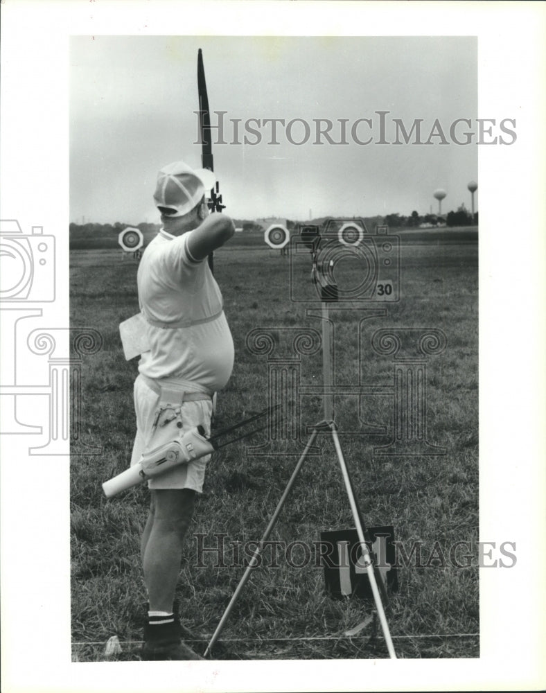 1991 Press Photo Archer takes aim at target. - hcs00749- Historic Images