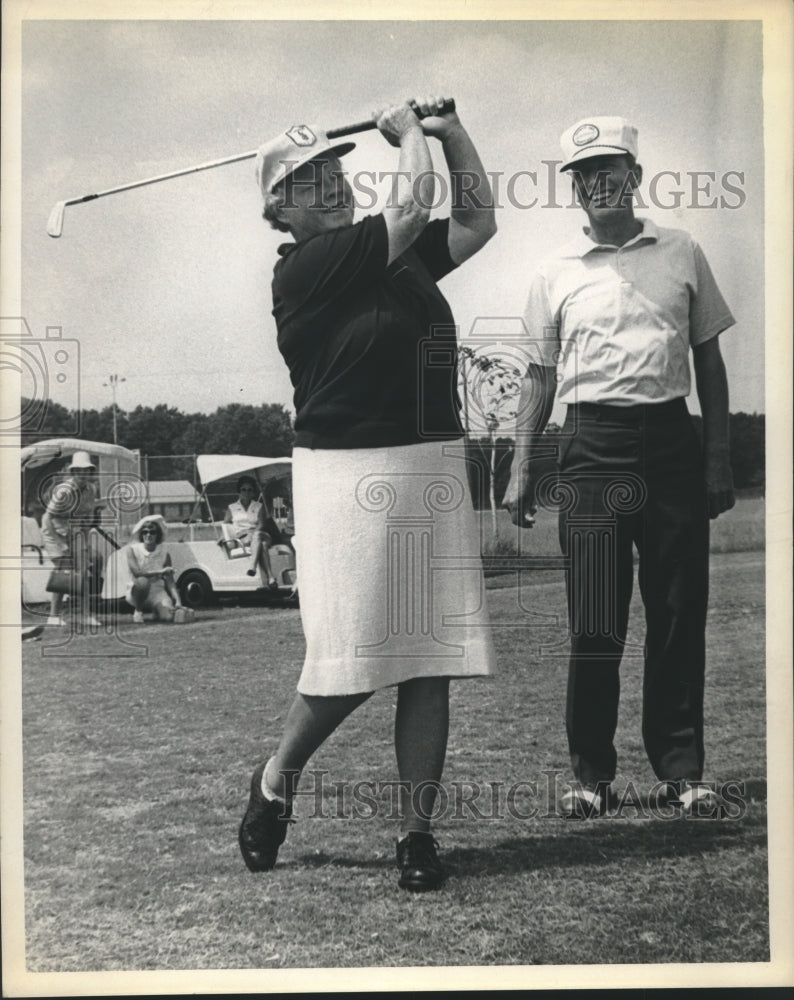 1968 Press Photo Professional Golfer Patty Berg with Baywood golf pro Bill Diel.- Historic Images