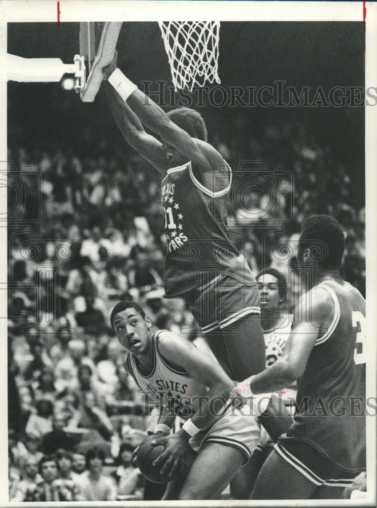 1978 Press Photo Texas All-Star Basketball team members play a strong defense.- Historic Images