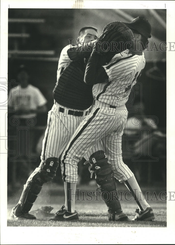 1989 Press Photo Dulles High catcher Scott Brady nabs pop fly, avoids pitcher- Historic Images