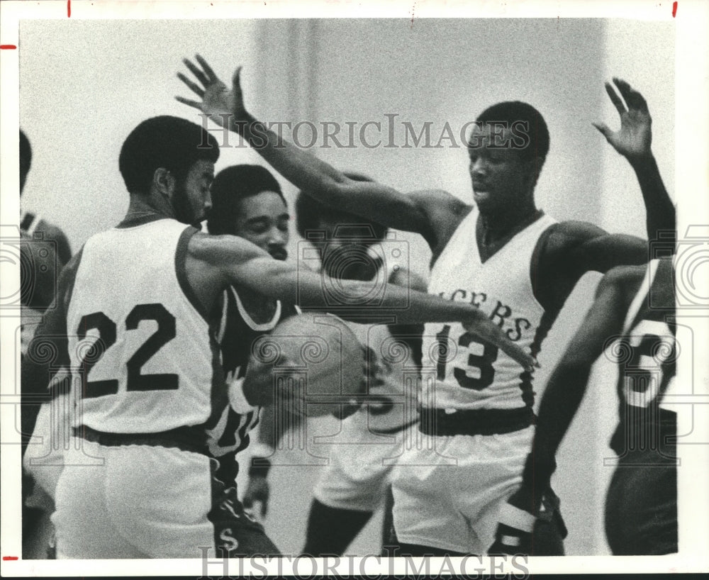 Press Photo Basketball player Alonzo Bradley (#13) - hcs00804- Historic Images