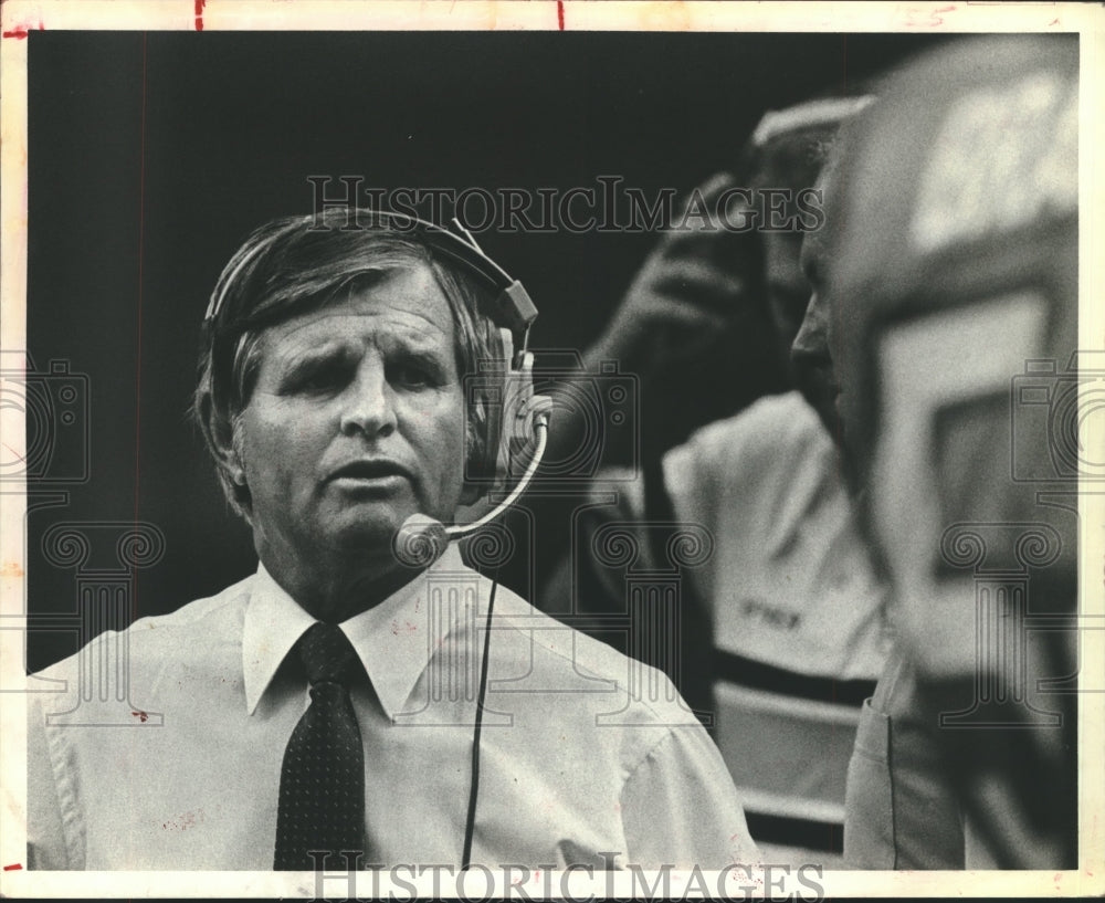 1982 Press Photo Houston Oilers head Ed Biles on the sidelines.- Historic Images