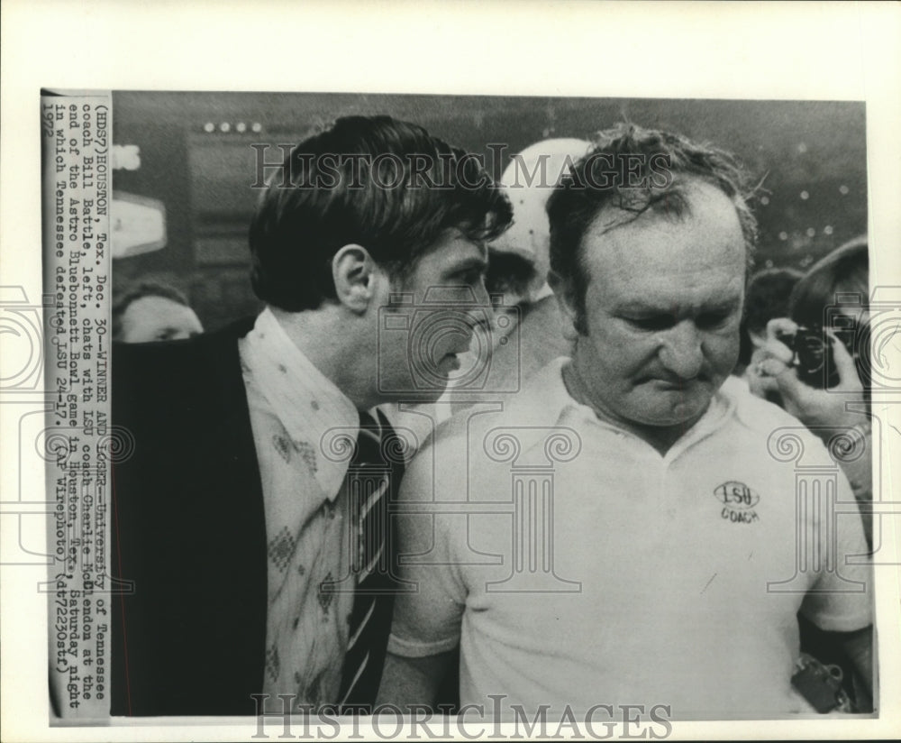 1972 Press Photo Bill Battle talks to Charlie McClendon in Houston- Historic Images