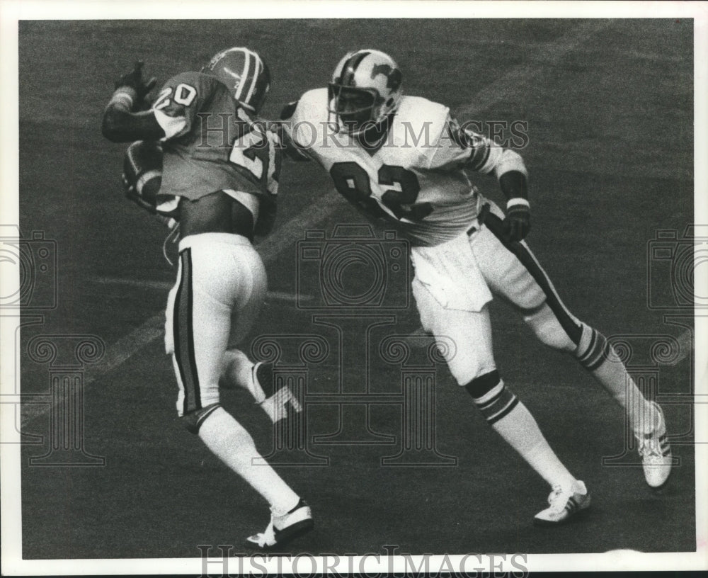 1977 Press Photo University of Houston&#39;s Elvis Bradley intercepts the football- Historic Images