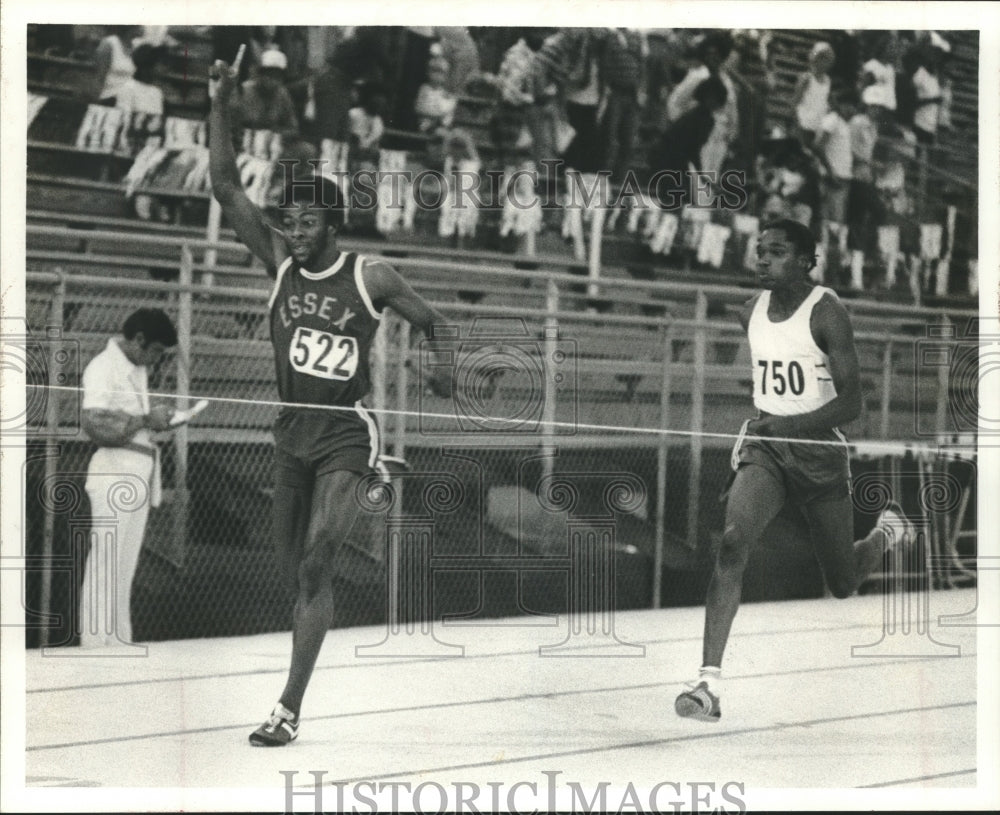 1976 Press Photo Colin Bradford bests James Mallard to win 440 yard relay.- Historic Images