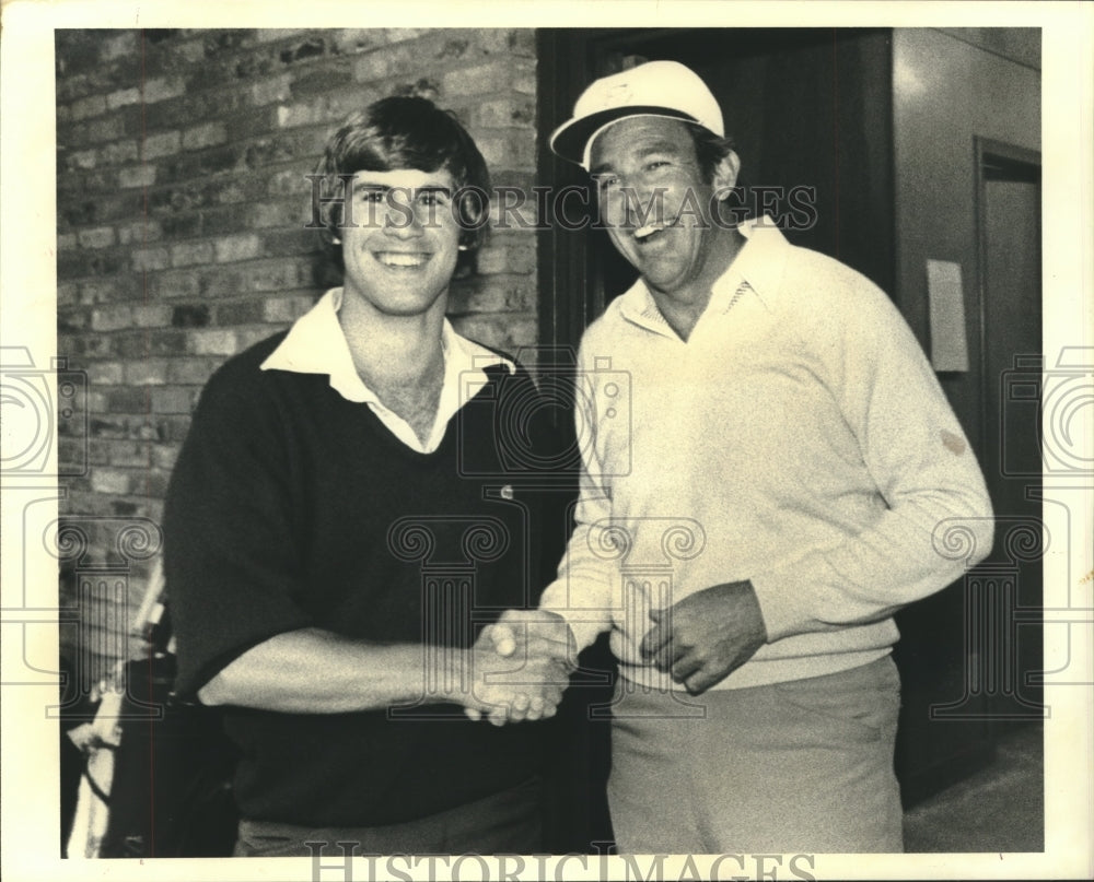 1979 Press Photo Champions of Golf leaders Mike Peck and John Brodie shake hands- Historic Images