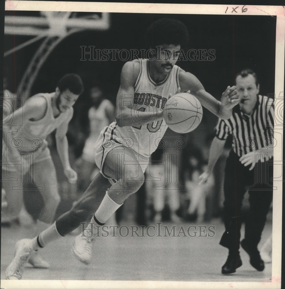 1972 Press Photo Houston Cougars Jerry Bonney dribbles down basketball court.- Historic Images