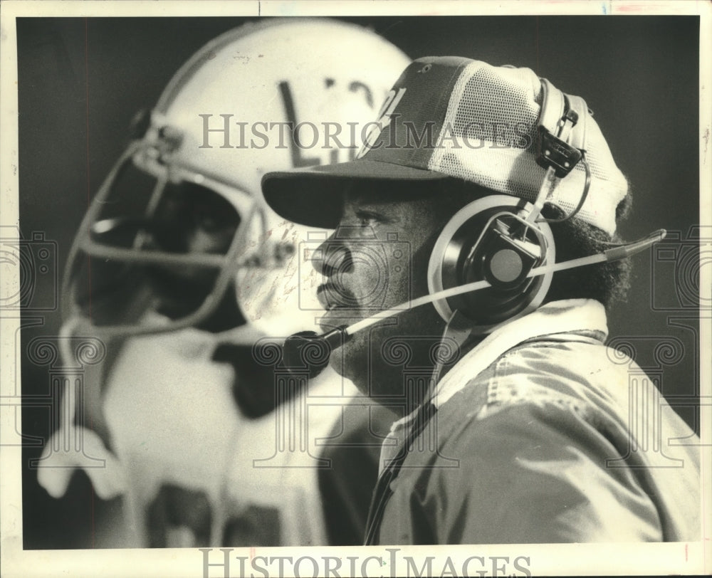 1989 Press Photo Luther Booker, football coach, Yates High School, Houston, TX.- Historic Images