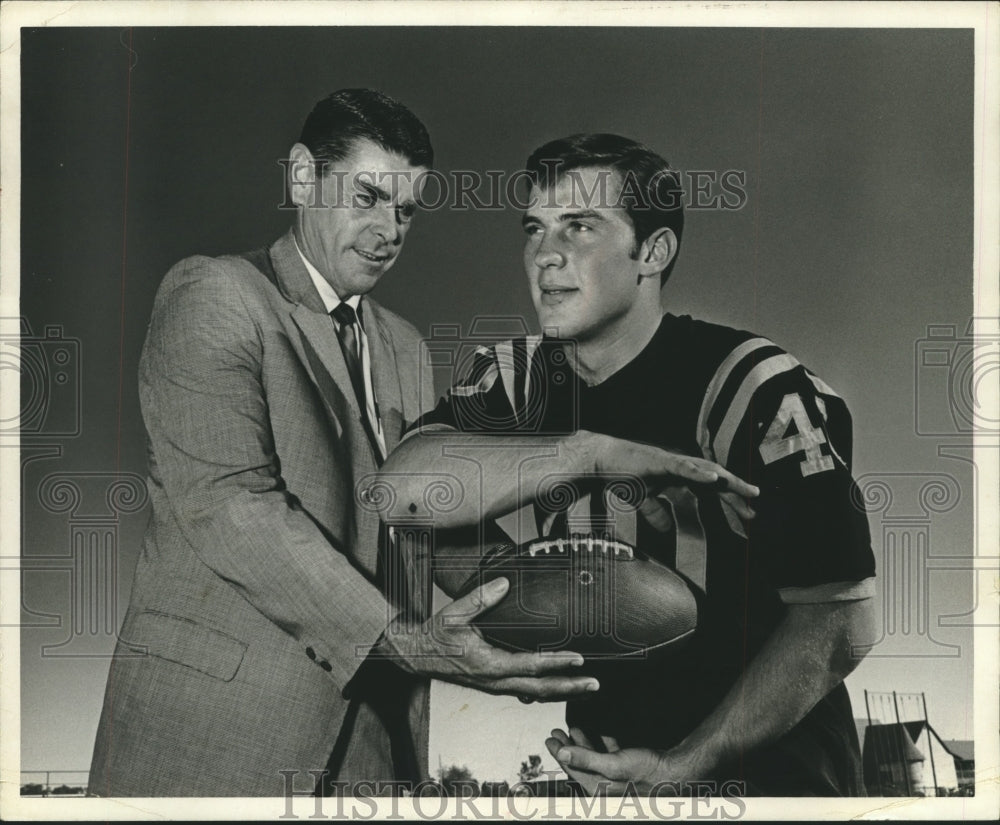 1962 Press Photo Football player Ray Borneman takes a handoff. - hcs00926- Historic Images