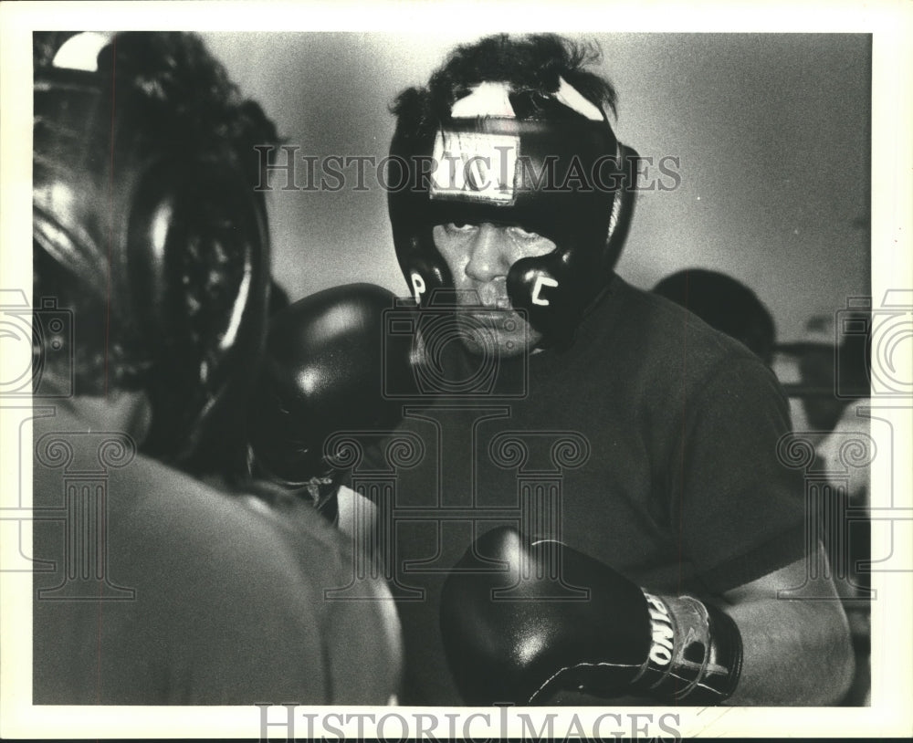 1981 Press Photo Pair of boxers practice sparring. - hcs00928- Historic Images