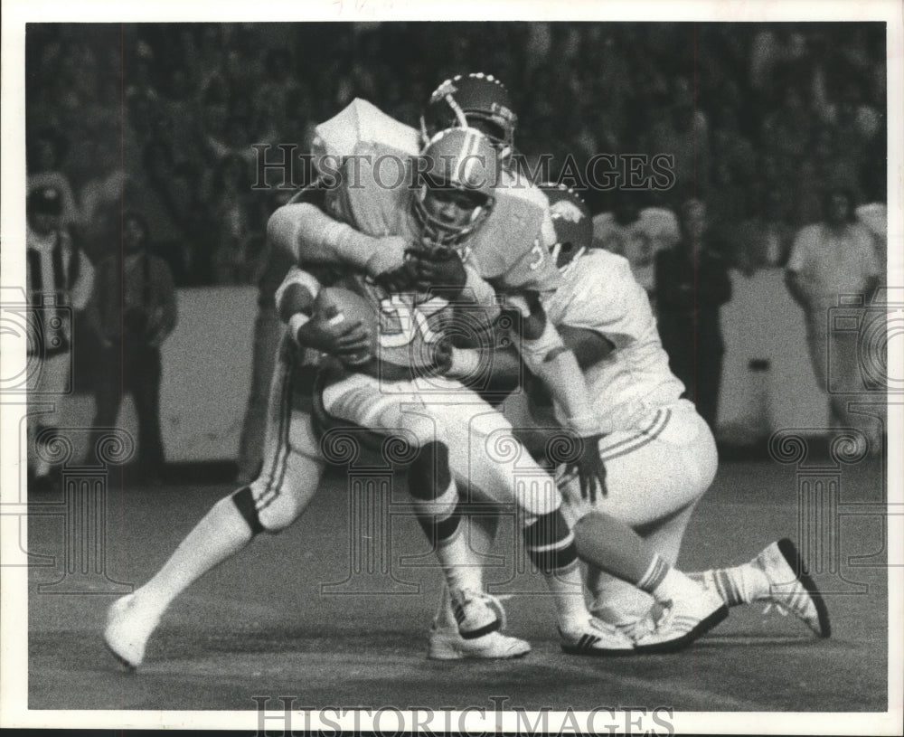 1976 Press Photo Houston Cougar, Alois Blackwell tackled by couple of Razorbacks- Historic Images