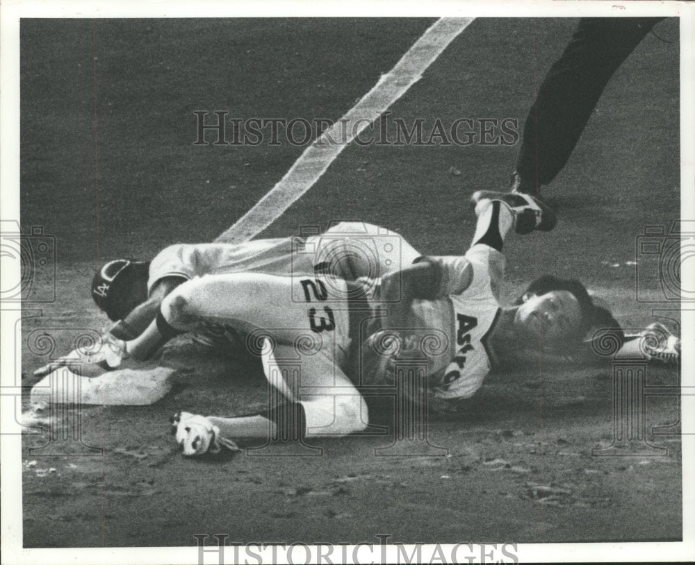 1977 Press Photo Houston Astro Enos Cabell makes play at first against Dodgers- Historic Images