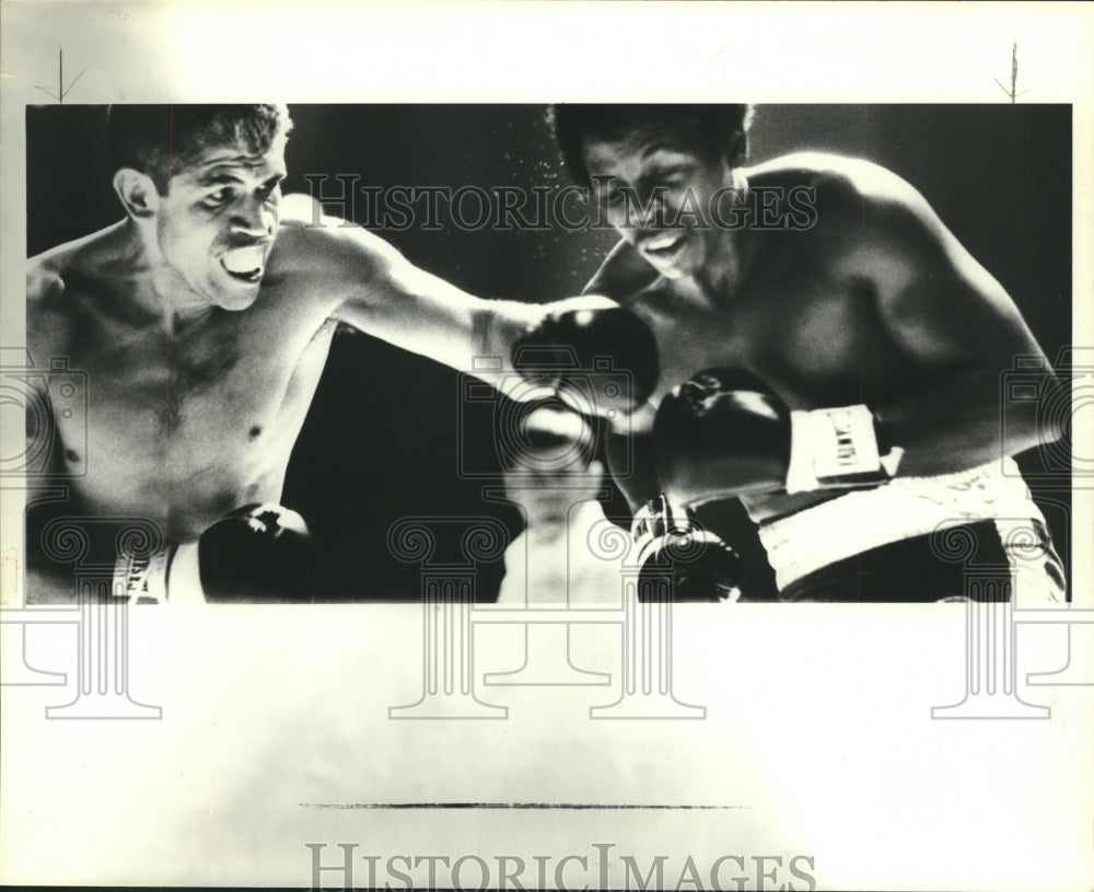 1979 Press Photo Mexican boxer David Cabrera does battle in the ring.- Historic Images