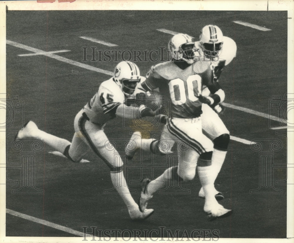 1976 Press Photo Houston Oilers&#39; Ken Burroughs tries to outrun Miami Dolphins- Historic Images