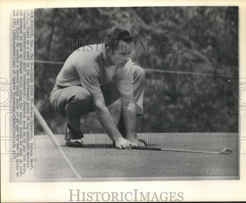 1970 Press Photo Golfer Bruce Crampton lines up a putt at Houston Open- Historic Images