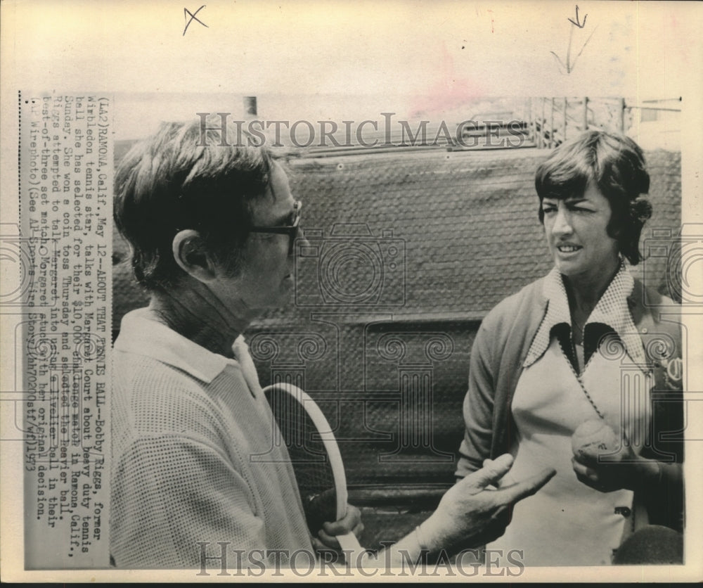 1973 Press Photo Bobby Riggs and Margaret Court talk tennis balls in Ramona, CA.- Historic Images