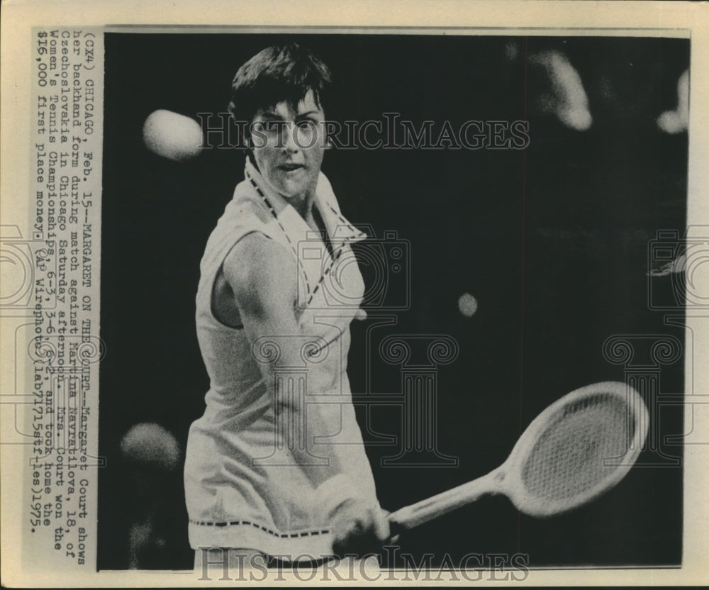 1975 Press Photo Tennis player Margaret Court hits backhand, Chicago tournament- Historic Images