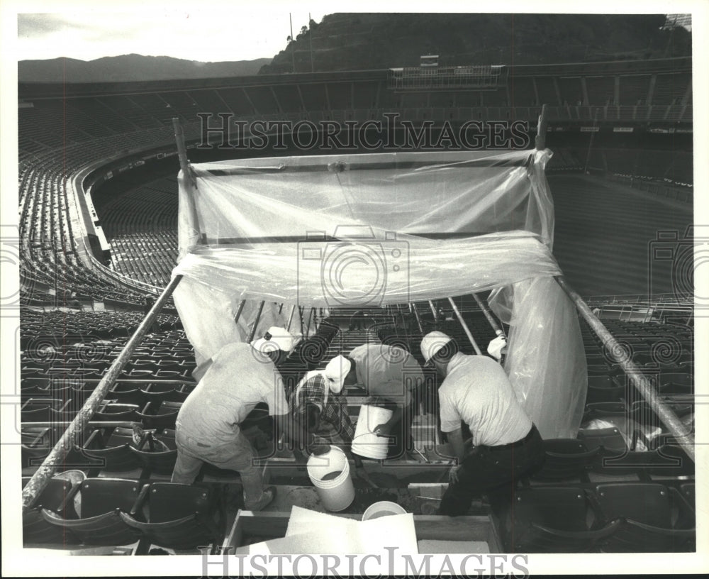 1989 Press Photo Crew repairs Candlestick Stadium after San Francisco earthquake- Historic Images