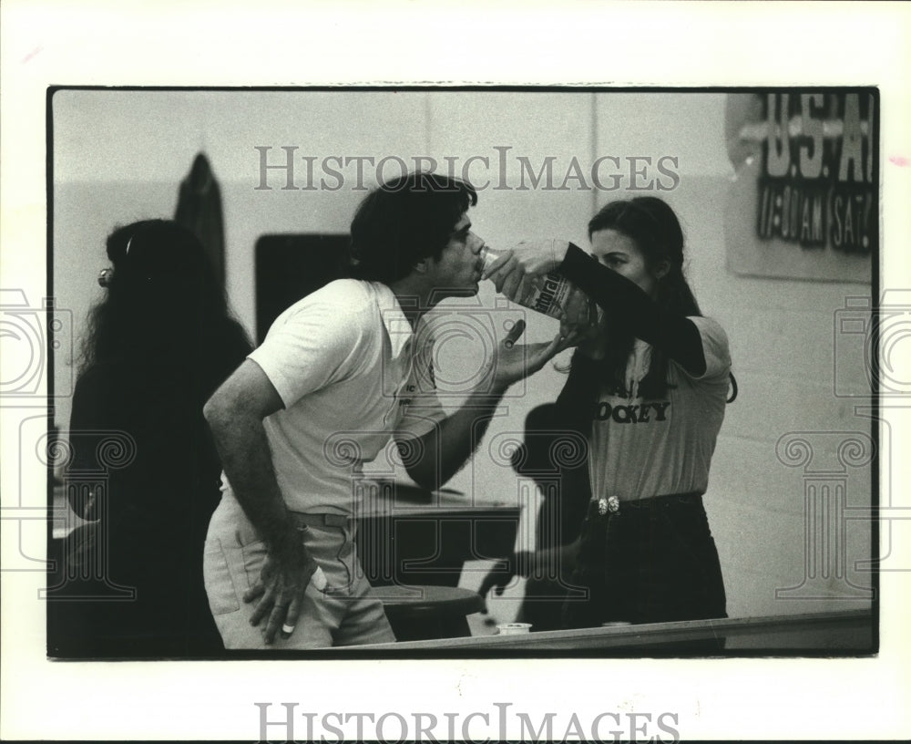1981 Press Photo Phil Arnold, president of USAA gets drink with help of teammate- Historic Images
