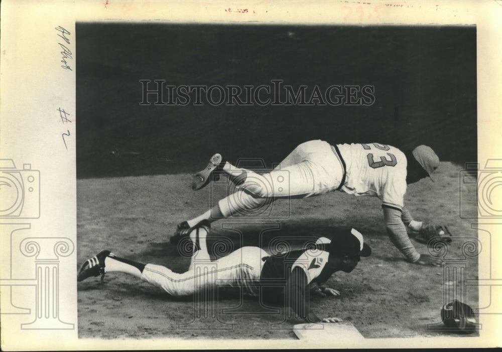 1974 Press Photo Atlanta&#39;s Dusty Baker slides back to first base against Astros- Historic Images