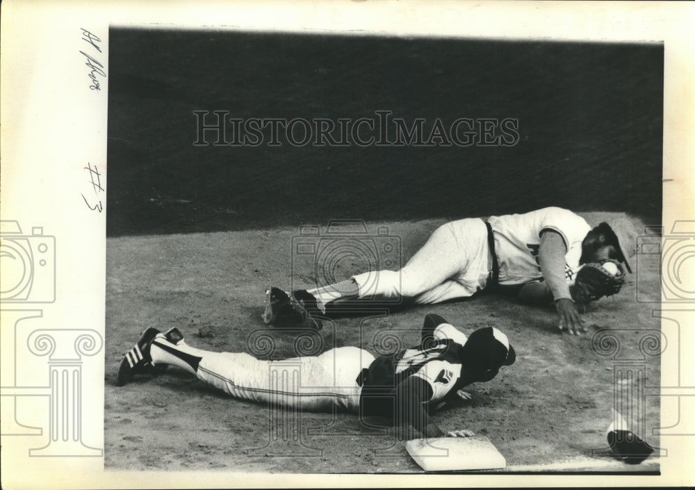 1974 Press Photo Braves&#39; Dusty Baker slides back into first base against Astros- Historic Images