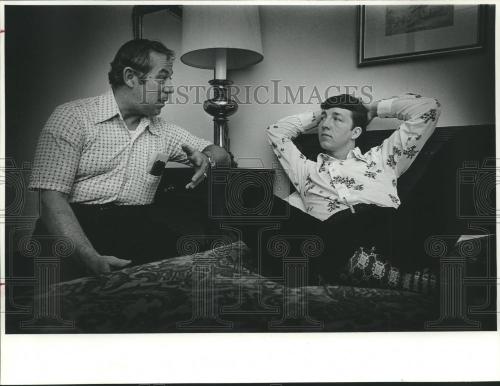 1974 Press Photo Boxer Mike Baker and Manager Chris Cline relax and chat- Historic Images