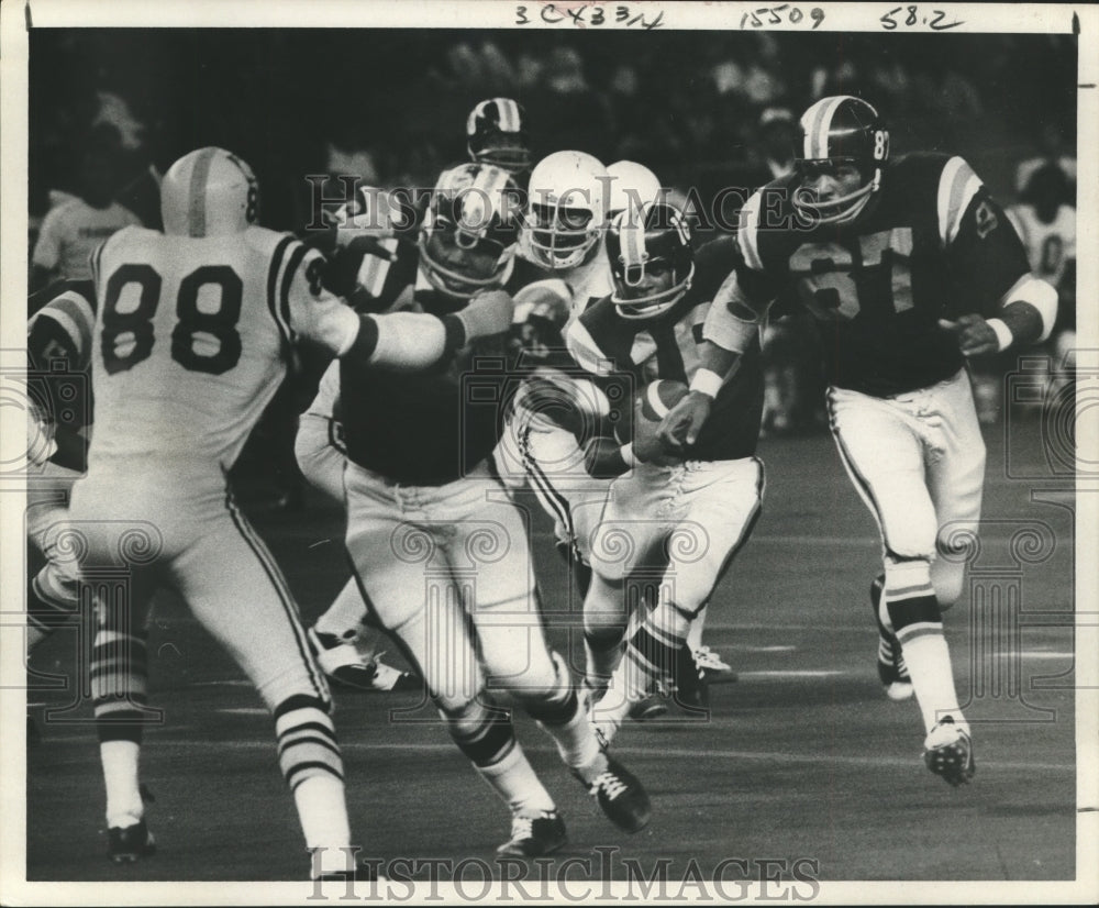 Press Photo Football player Burt Askom (#88) attempts to make a tackle.- Historic Images