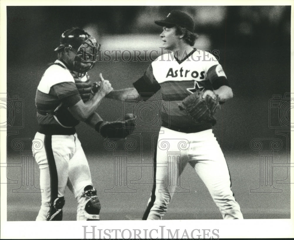 1976 Press Photo Houston Astros catcher Ashby congratulates Scott after game- Historic Images