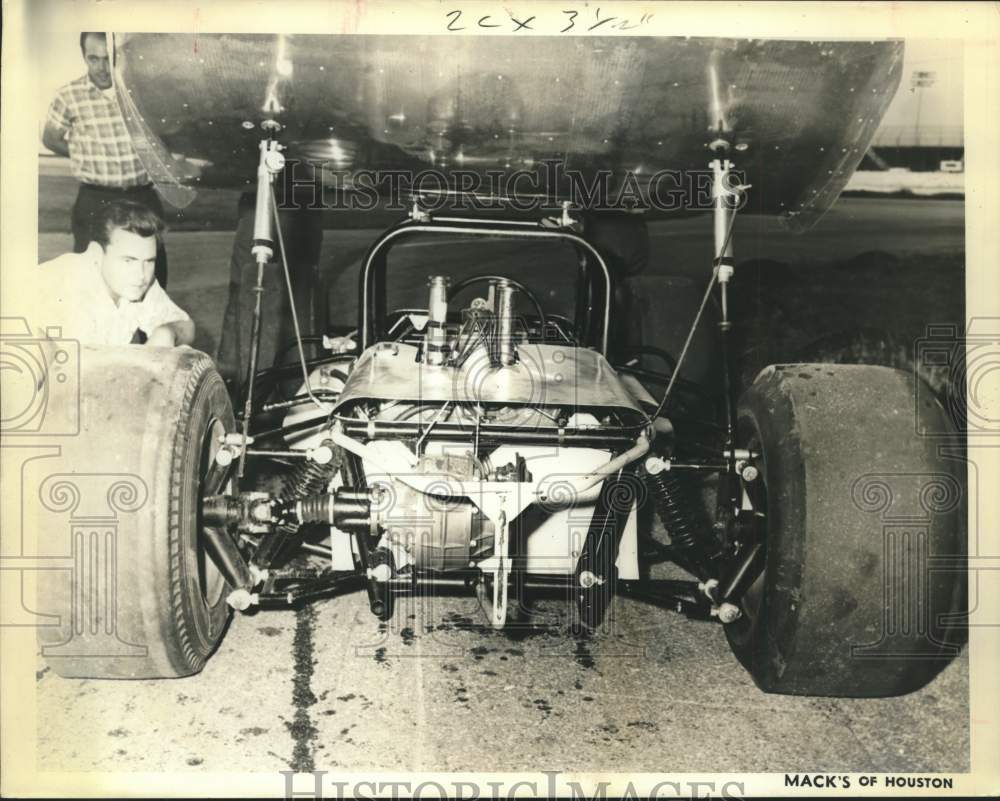 1970 Press Photo Worker at rear engine of winged A-wheel sprint car by Bill Hote- Historic Images