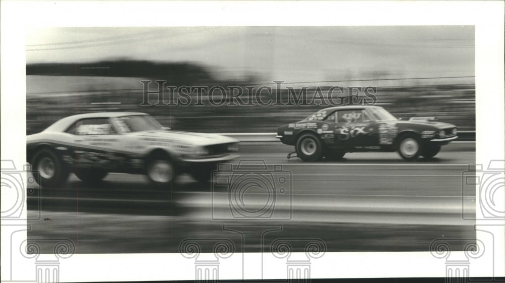 1982 Press Photo NHRA race cars race down the track making their qualifying runs- Historic Images