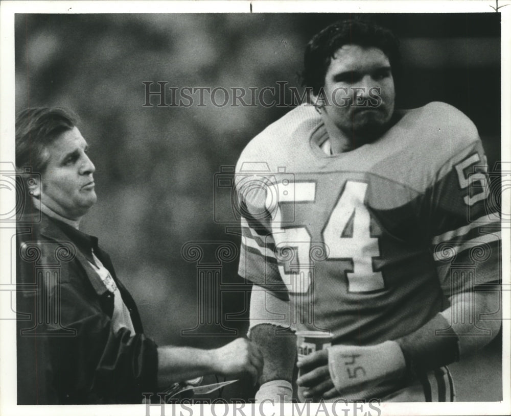 1977 Press Photo Houston Oilers&#39; linebacker Gregg Bingham talks with coach- Historic Images