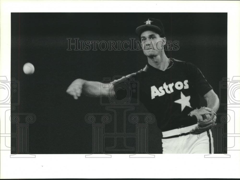 1987 Press Photo Houston Astros&#39; Buddy Biancalana throw ball during warm-ups- Historic Images