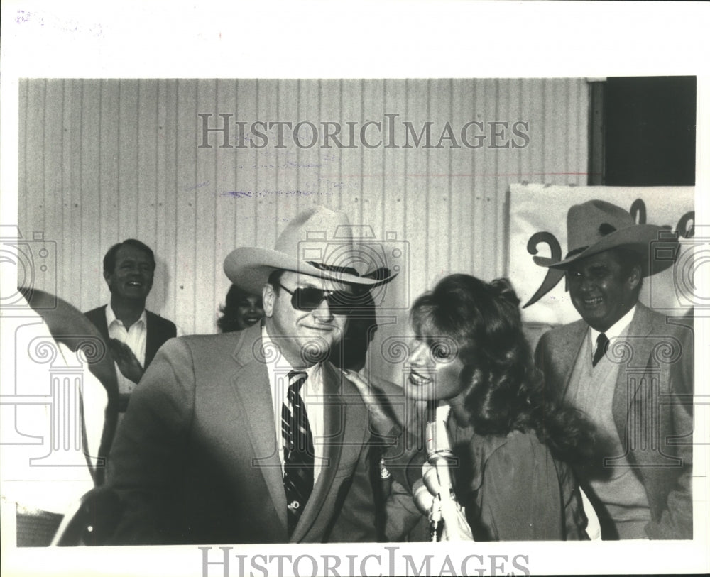 1982 Press Photo University of Michigan coach Bo Schembechler and LuAnn Caughey- Historic Images