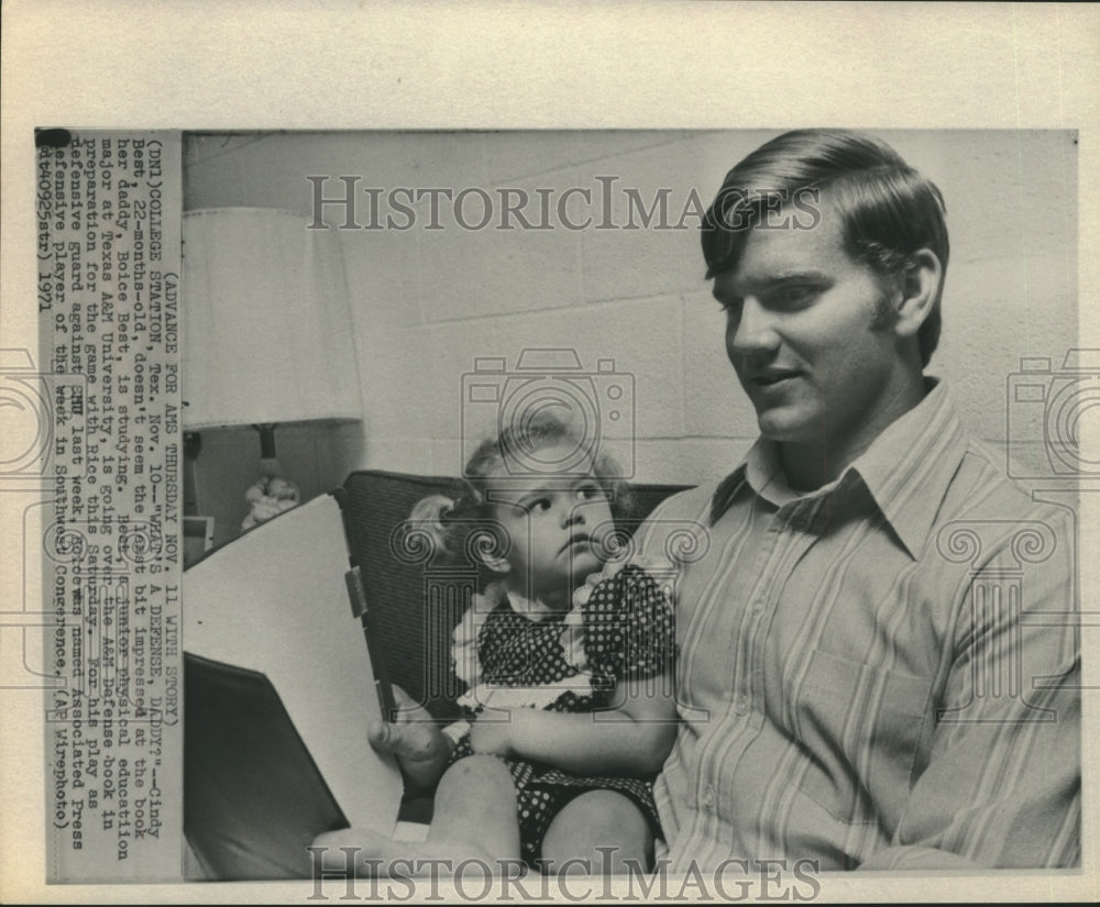 1971 Press Photo Cindy Best and dad, Texas A&amp;M defensive lineman, Boice Best.- Historic Images