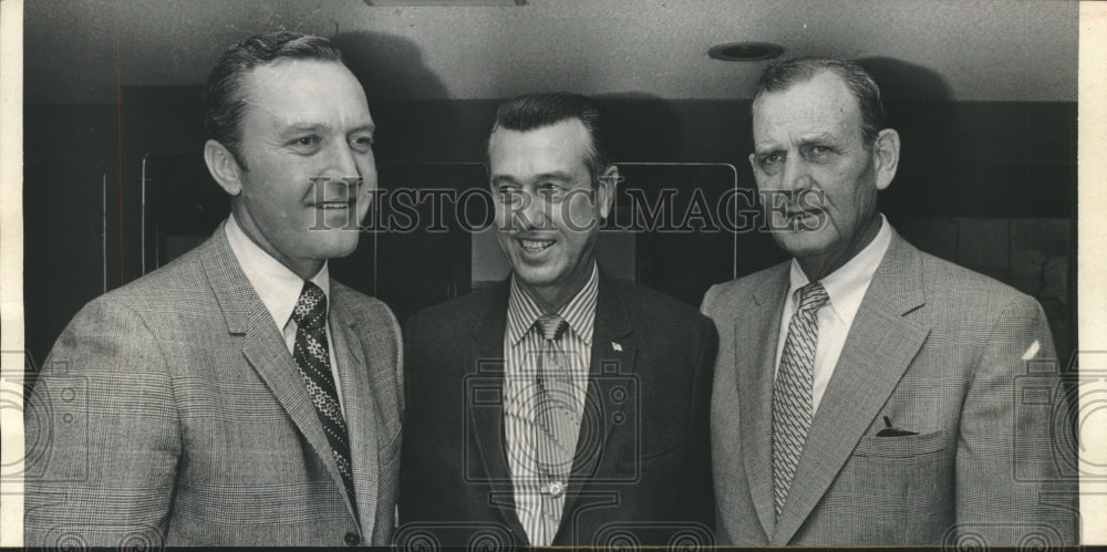 1970 Press Photo Astro-Bluebonnet Bowl Touchdown Club president greets coaches- Historic Images