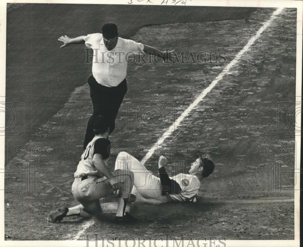 1970 Press Photo Baseball player Ron Cook slides safely into third base.- Historic Images