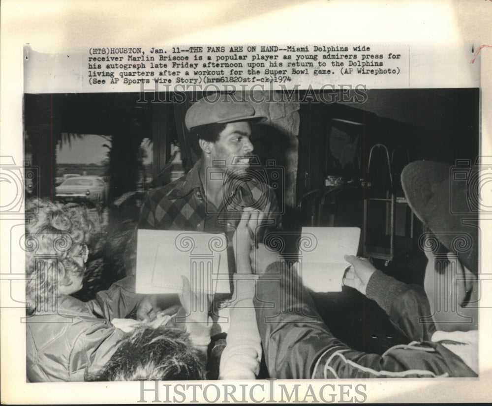 1974 Press Photo Dolphins receiver Marlin Briscoe&#39;s signs autographs in Houston- Historic Images