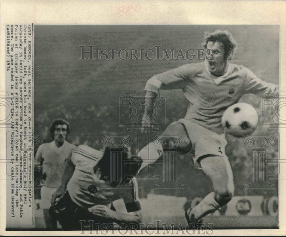 1974 Press Photo Uruguay&#39;s Pablo Forlan kicks Bulgaria&#39;s Christe Bonev in head- Historic Images