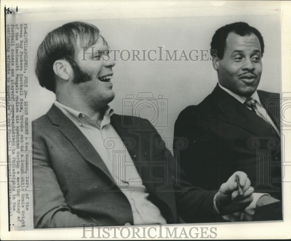 1970 Press Photo Football players laugh at player/owner meeting in Philadelphia- Historic Images