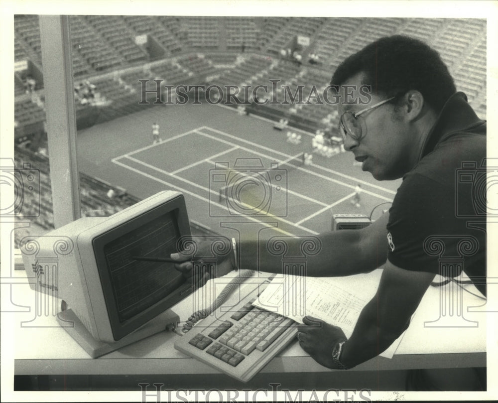 1986 Press Photo Former tennis champion, Arthur Ashe turns analyst - hcs01213- Historic Images