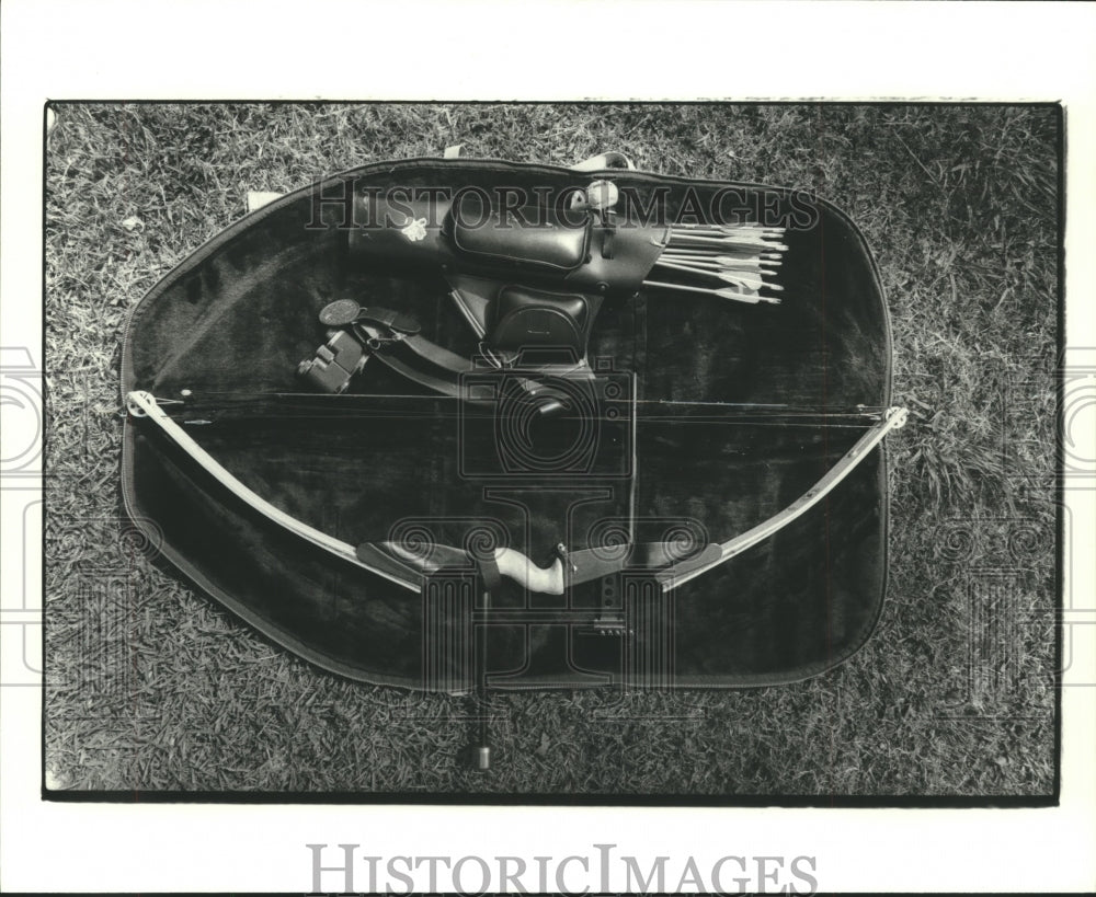 1982 Press Photo Archer Bev Stone&#39;s archery equipment. - hcs01218- Historic Images